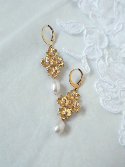 Boucles d'oreilles mariage cascade fleurs pensées ciselées - Prêt à porter mariage