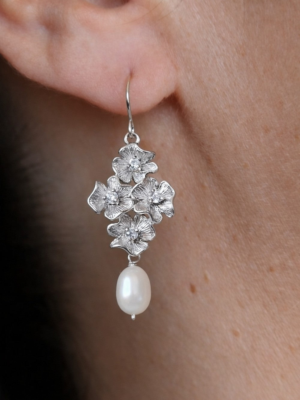 Boucles d'oreilles mariage cascade fleurs pensées ciselées - Prêt à porter mariage