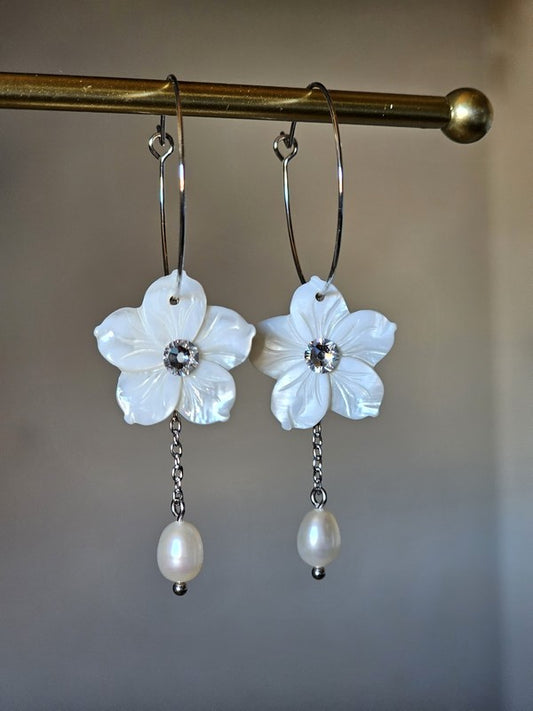 Créoles boucles d'oreilles fleurs de nacre - Bijoux mariage prêts à porter