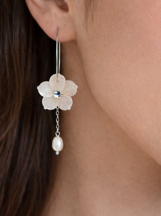 Créoles boucles d'oreilles fleurs de nacre - Bijoux mariage prêts à porter