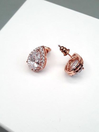 Boucles d'oreilles clous solitaire gouttes poires en zirconium Dorisse