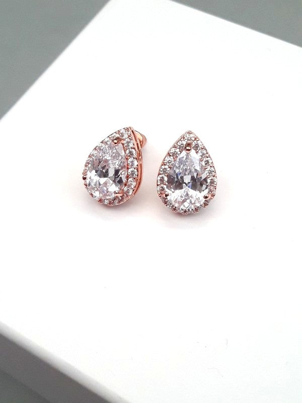Boucles d'oreilles clous solitaire gouttes poires en zirconium Dorisse
