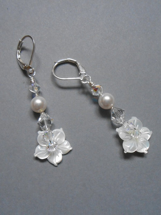Boucles d'oreilles mariage fleurs de nacre