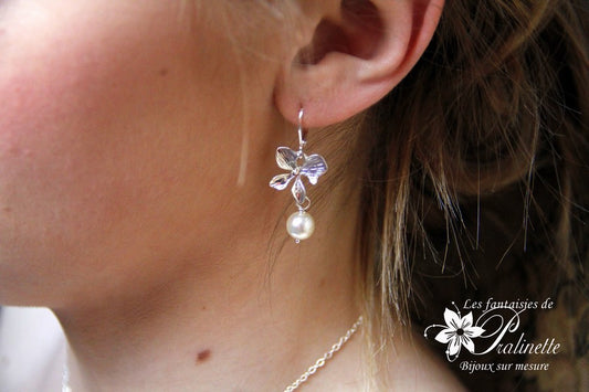Boucles d'oreilles mariage fleur d'orchidée ciselée et perle