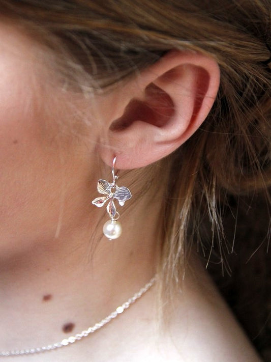 Boucles d'oreilles mariage fleur d'orchidée ciselée et perle