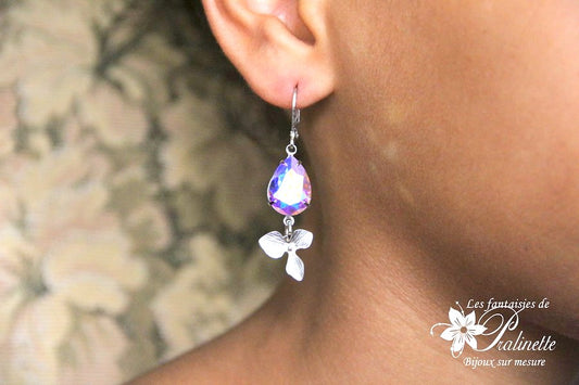 Boucles d'oreilles mariage dépareillées, cascade fleurs d'orchidée ciselée et poires en cristal