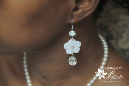 Boucles d'oreilles vintage Maria fleurs de nacre et cabochons