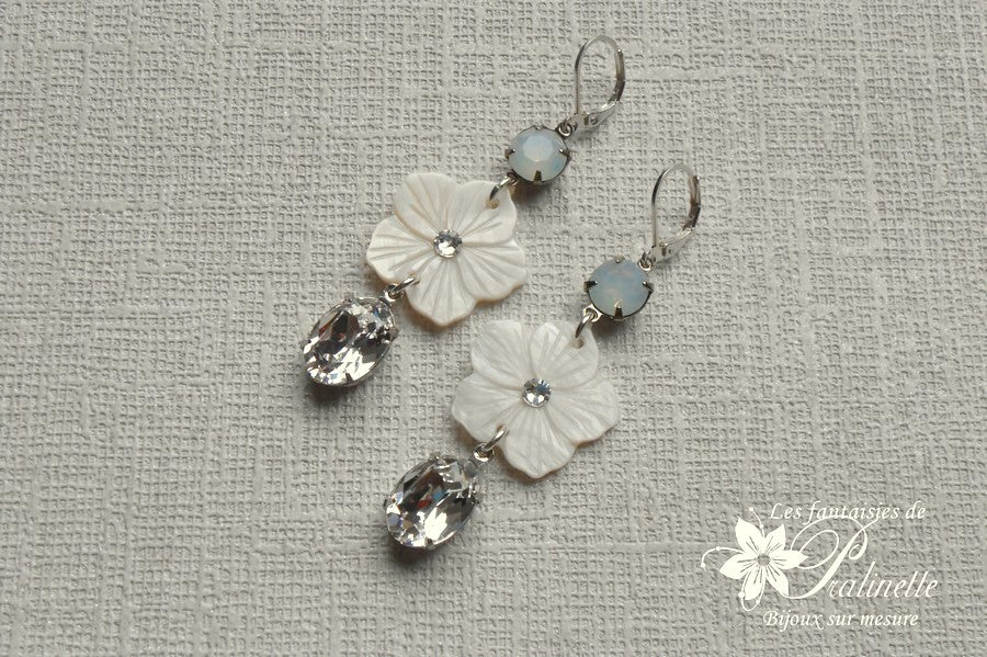 Boucles d'oreilles vintage Maria fleurs de nacre et cabochons
