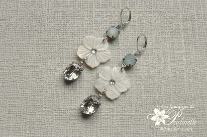 Boucles d'oreilles vintage Maria fleurs de nacre et cabochons