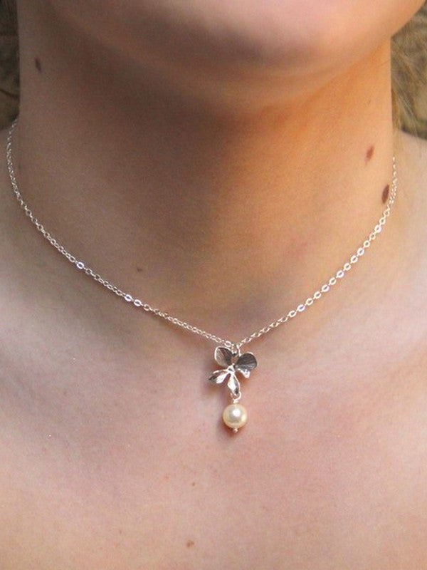 Collier pendentif mariage orchidée ciselée et perle sur fine chaine