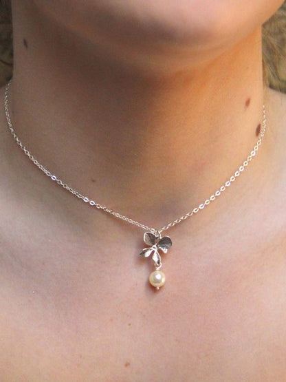 Collier pendentif mariage orchidée ciselée et perle sur fine chaine