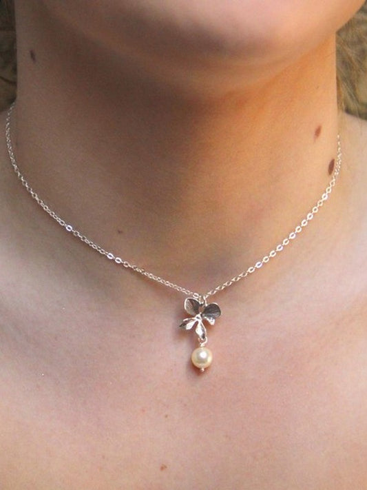 Collier pendentif mariage orchidée ciselée et perle sur fine chaine