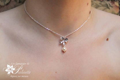Collier pendentif mariage orchidée ciselée et perle sur fine chaine