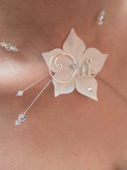 Oui collier mariage fleur en satin et oui arabesques