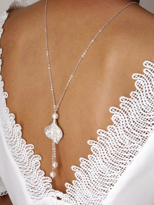 Collier bijou chute de dos arum et perles en nacre
