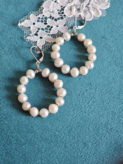 Boucles d'oreilles Maddy dormeuses creoles de perles de culture