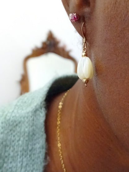 Boucles d'oreilles Jacinthe fleur de nacre gold filled