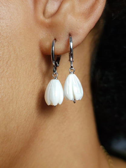 Mini-creoles fleurs de nacre Jacinthe et acier argenté