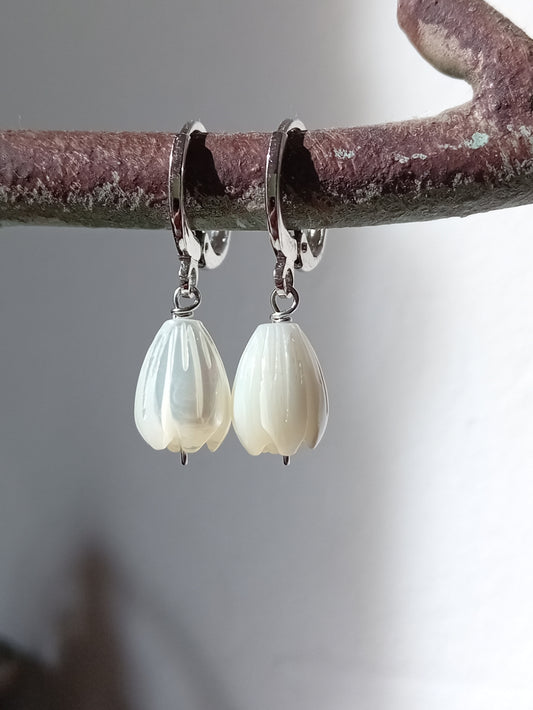 Mini-creoles fleurs de nacre Jacinthe et acier argenté