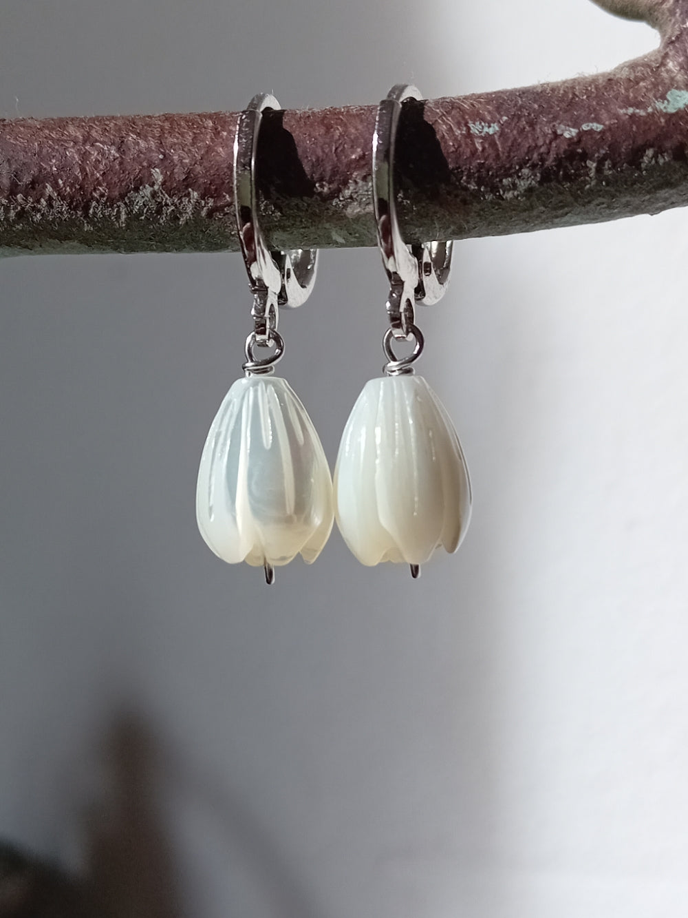 Mini-creoles fleurs de nacre Jacinthe et acier argenté