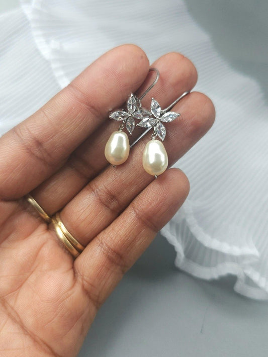 Boucles d'oreilles mariage gouttes en cristal nacré et fleurs en zirconium