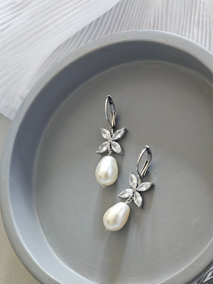 Boucles d'oreilles mariage gouttes en cristal nacré et fleurs en zirconium