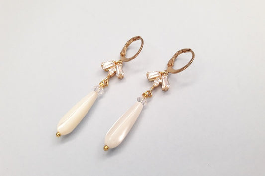 Boucles d'oreilles mariage longues gouttes en nacre