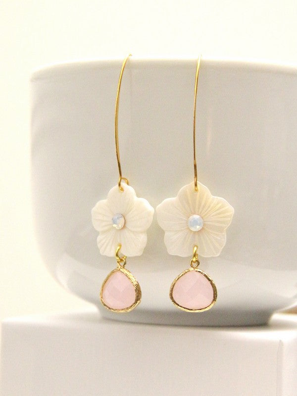 Boucles d'oreilles mariage fleurs en nacre et cristal