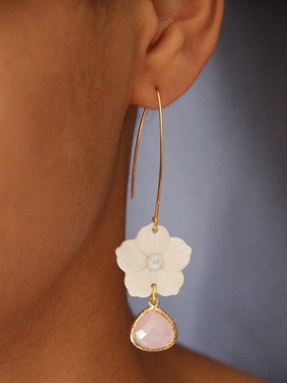Boucles d'oreilles mariage fleurs en nacre et cristal