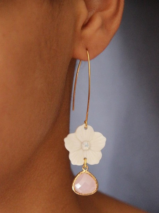 Boucles d'oreilles mariage fleurs en nacre et cristal