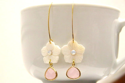 Boucles d'oreilles mariage fleurs en nacre et cristal