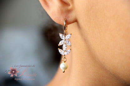 Boucles d'oreilles Janka pour la mariée, fleurs en zirconiums et perles