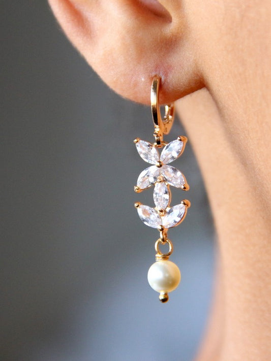 Boucles d'oreilles Janka pour la mariée, fleurs en zirconiums et perles