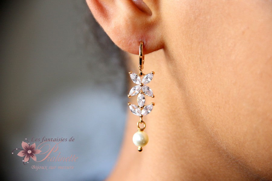 Boucles d'oreilles Janka pour la mariée, fleurs en zirconiums et perles