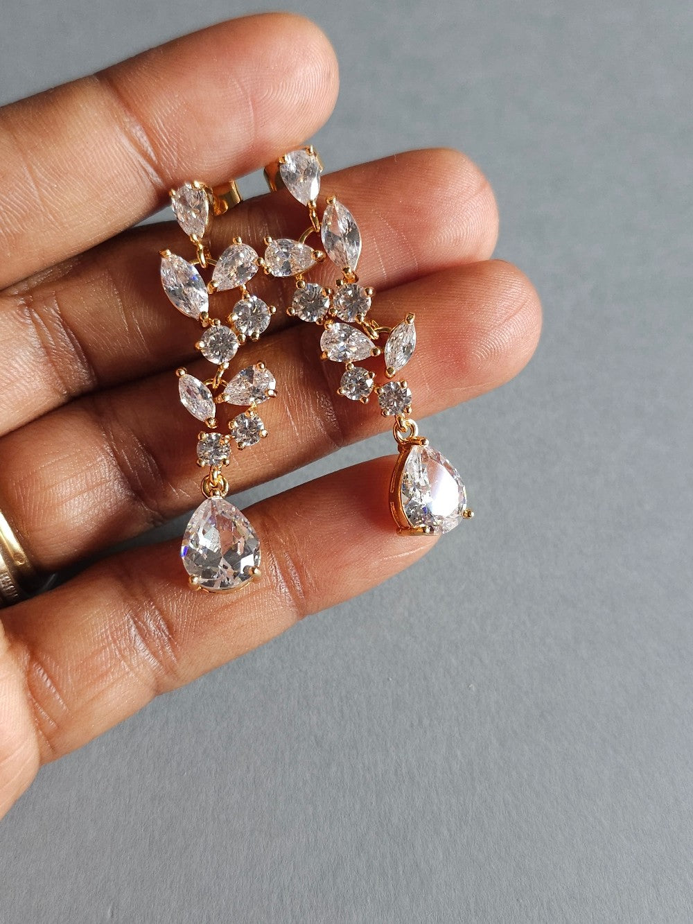 Boucles d'oreilles pendantes dorées en zirconium - Prêt à porter