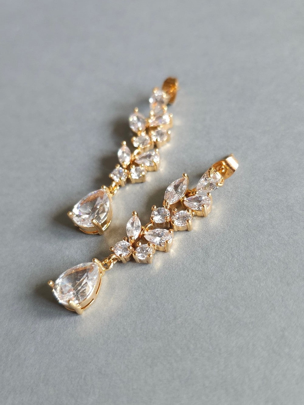 Boucles d'oreilles pendantes dorées en zirconium - Prêt à porter