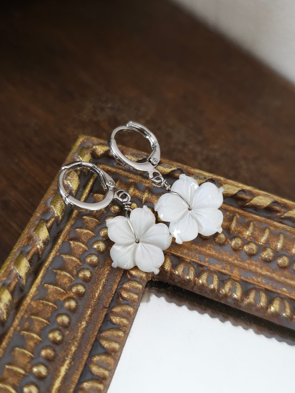 Mini-creoles fleur de tiaré en nacre et acier argenté