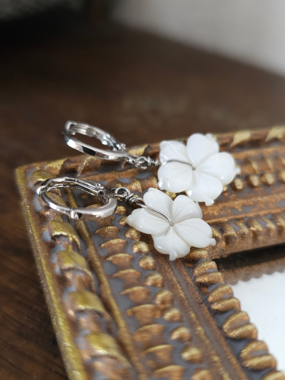 Mini-creoles fleur de tiaré en nacre et acier argenté