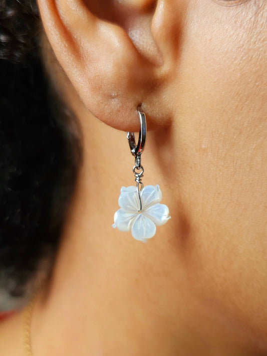 Mini-creoles fleur de tiaré en nacre et acier argenté