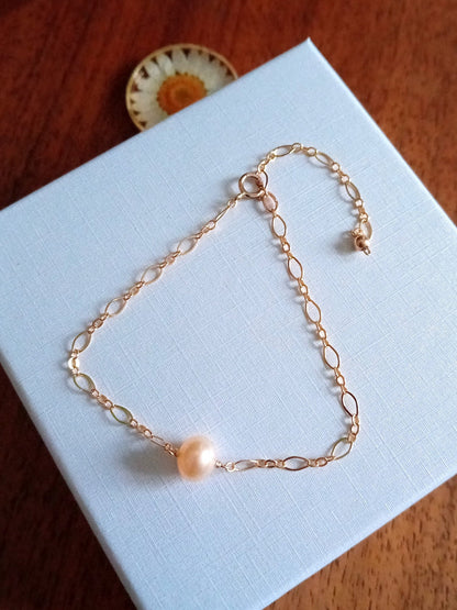 Bracelet Alba gold filled et perle de culture couleur pêche mailles alternées