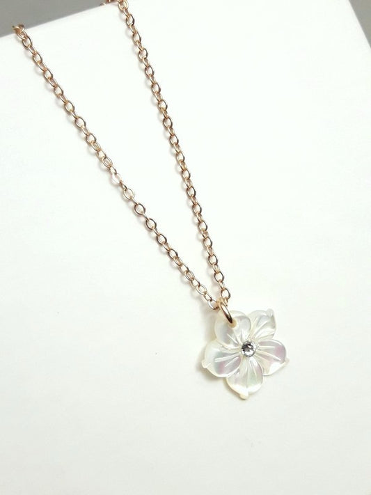 Collier fleur de nacre gold filled, 1 pétale percé