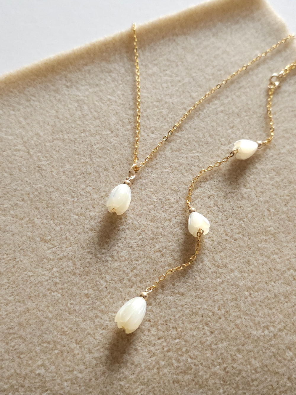 Commande personnalisée Marine D. - Collier mariage de dos fleurs de nacre, bijou de dos amovible