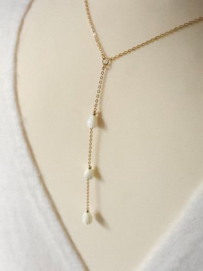 Commande personnalisée Marine D. - Collier mariage de dos fleurs de nacre, bijou de dos amovible