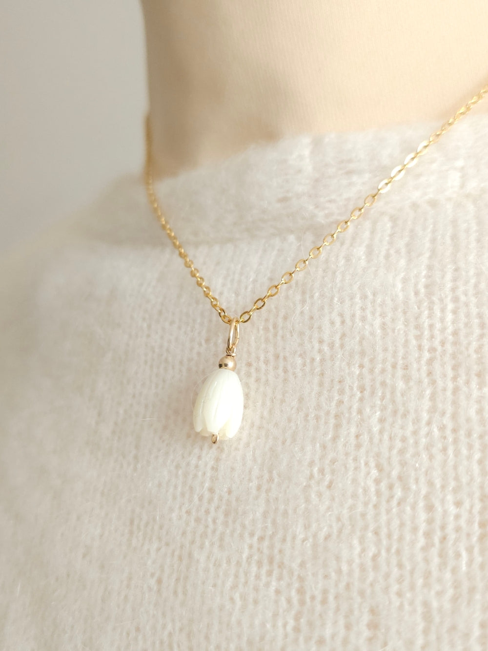 Commande personnalisée Marine D. - Collier mariage de dos fleurs de nacre, bijou de dos amovible