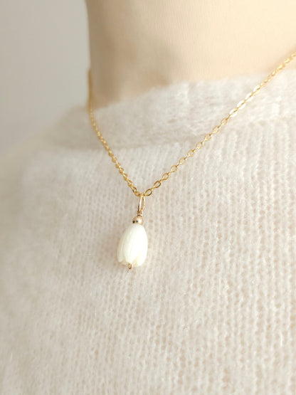 Commande personnalisée Marine D. - Collier mariage de dos fleurs de nacre, bijou de dos amovible