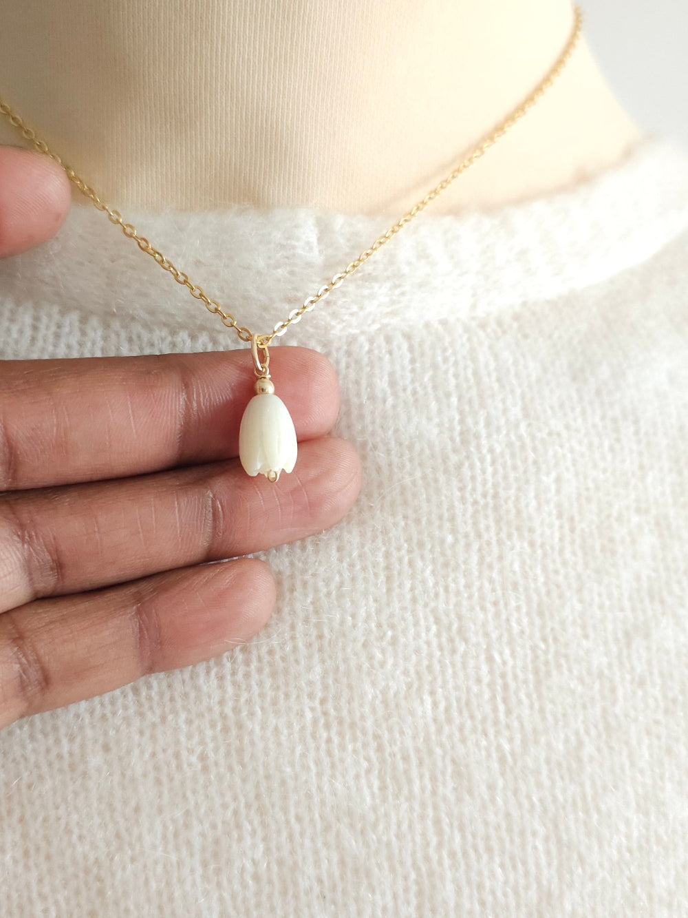Commande personnalisée Marine D. - Collier mariage de dos fleurs de nacre, bijou de dos amovible