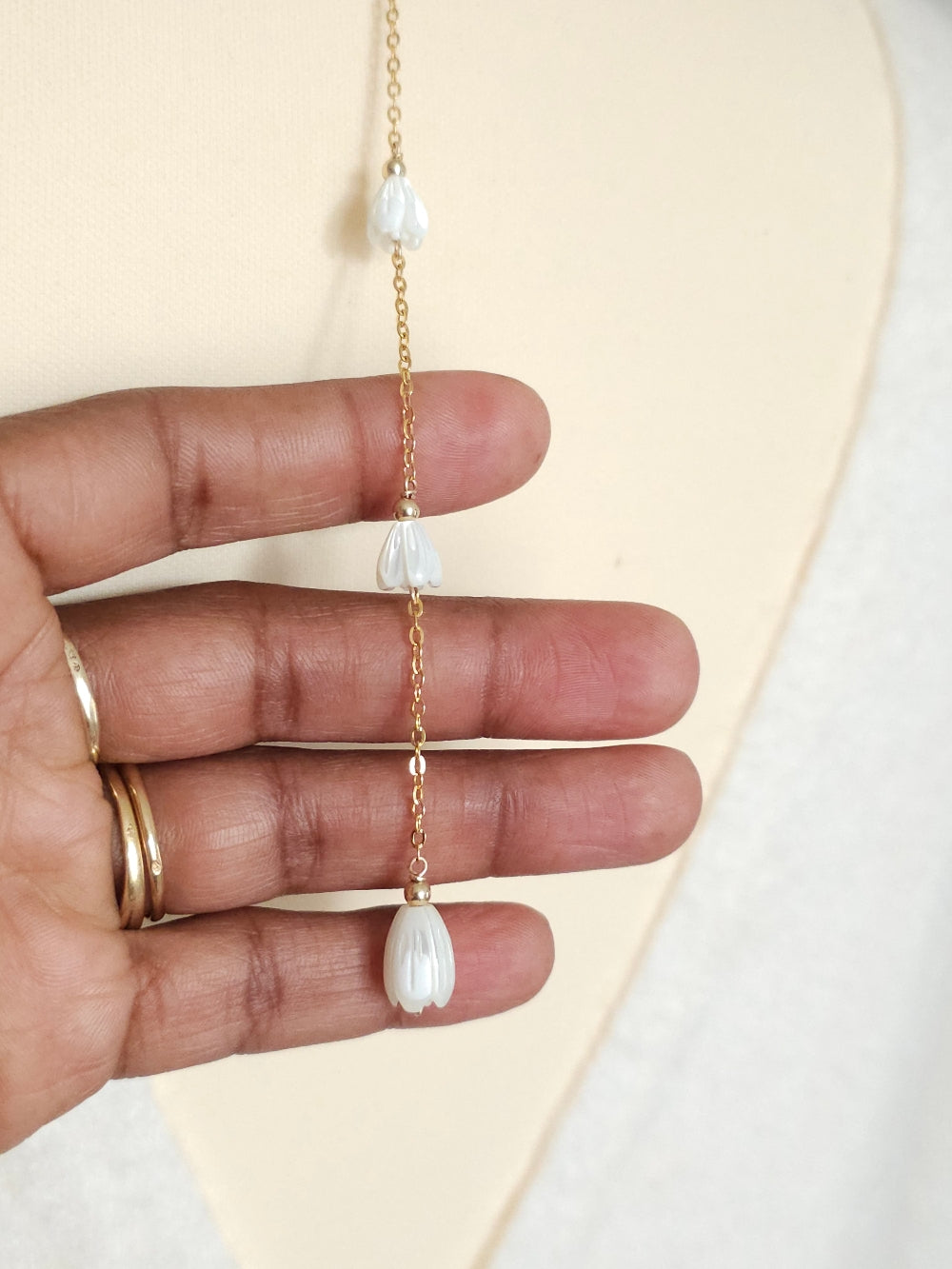 Commande personnalisée Marine D. - Collier mariage de dos fleurs de nacre, bijou de dos amovible