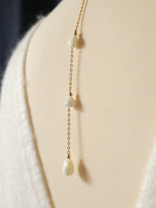 Commande personnalisée Marine D. - Collier mariage de dos fleurs de nacre, bijou de dos amovible