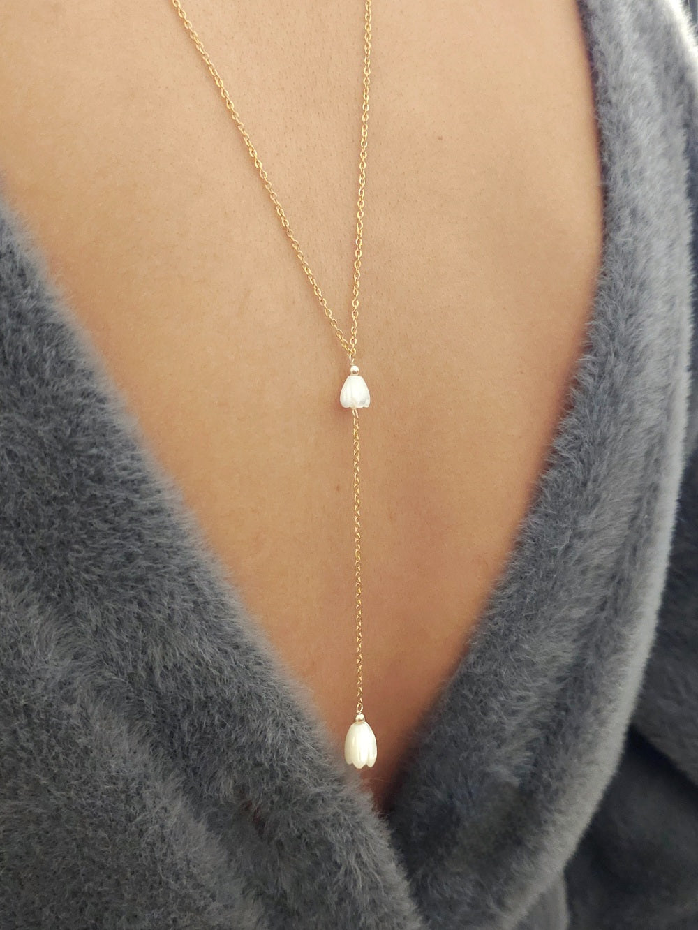 Collier bijou de dos fleurs de nacre jacinthe