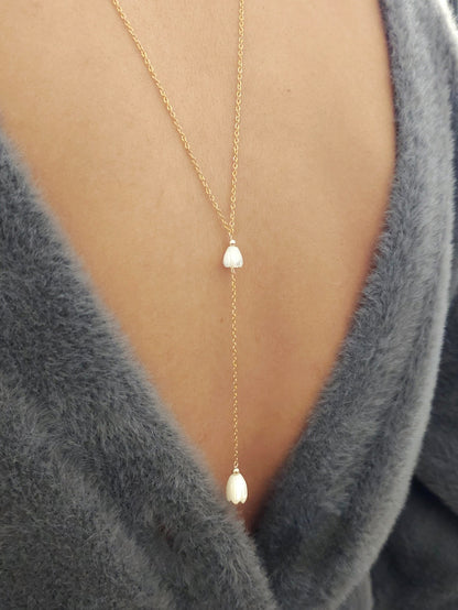 Collier bijou de dos fleurs de nacre jacinthe